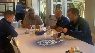 Esta foto subió el presidente de la AFA luego de reunirse con Mascherano, actual DT de la selección sub 20. Foto Twitter ChiquiTapia.