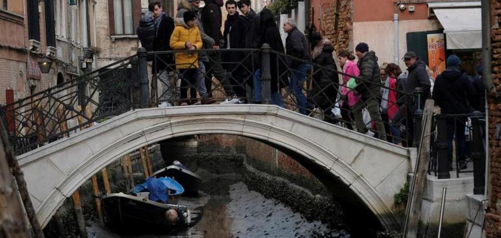 Se secan los canales de Venecia en medio de temores a una nueva sequía en Italia.