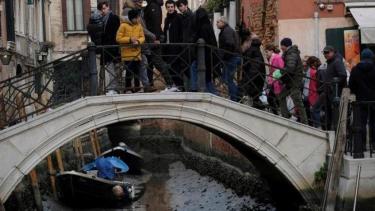 Se secan los canales de Venecia en medio de temores a una nueva sequía en Italia.