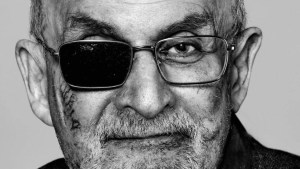 «Este es mi aspecto real»: Salman Rushdie reaparece, seis meses después del atentado