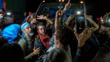 Los manifestantes aceptaron ser trasladados por el gobierno rionegrino desde lago Escondido. Foto: Télam