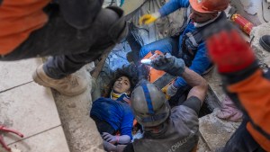 Rescataron con vida a una mujer que permaneció 104 horas sepultada tras el terremoto en Turquía
