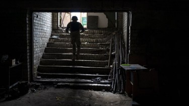 Los soldados de Rusia tomaron Kherson, disparándoles a familias enteras y torturaron a activistas en sótanos fríos. Foto AP/Leo Correa.