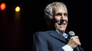 Burt Bacharcah durante su increíble presentación en Glastonbury, en 2015.