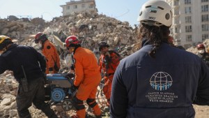 Argentinos lograron rescatar a tres personas con vida entre los escombros en Turquía