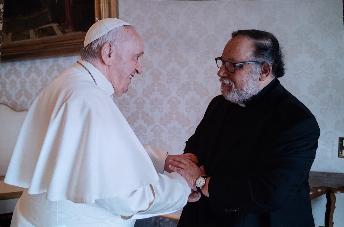 Galli junto al papa Francisco. En su rol como referente de la Iglesia católica en Argentina, Bergoglio encabezo las gestiones para dar a conocer los documentos.