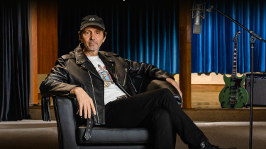 Cantante de la banda Tequila muestra en curso de Domestika cómo crear una gran canción