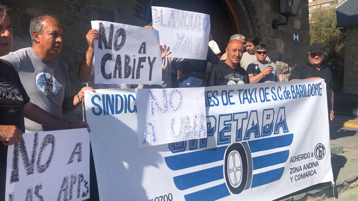 Los taxistas reclamaron en el ingreso al Municipio de Bariloche. Foto: Chino Leiva