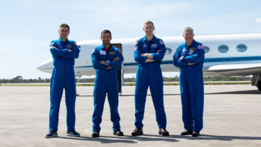 Los astronautas de SpaceX Crew-6 hacen una pausa para una fotografía en las instalaciones de lanzamiento y aterrizaje del Centro Espacial Kennedy en Florida. Foto archivo. 