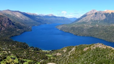 La Piedra de Habsburgo está ubicada en una propiedad privada pero es de acceso público. El camino es limpio, ancho y sin dificultad.