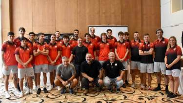 Plantel, cuerpo técnico, dirigentes y referentes políticos en la presentación de Independiente de Neuquén. Fotos: Matías Subat