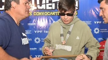 Todos los artistas recibieron cuadros con el logo del Municipio que representa la confluencia de los ríos. (Instagram).-