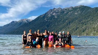 La profesora de educación física Alejandra San Martín comenzó con clases de natación para adultos en el lago. Foto: gentileza