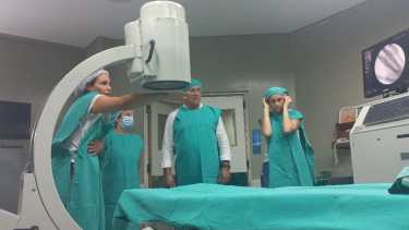 La traumatóloga María Laura Simbeni, muestra las prestaciones del nuevo dispositivo recibido por el hospital de Jacobacci. Foto: José Mellado. 