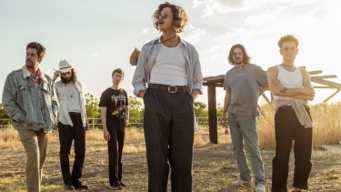 Bandalos Chinos  sorprende a su público con una canción que celebra el enamoramiento sin mayores pretensiones. 