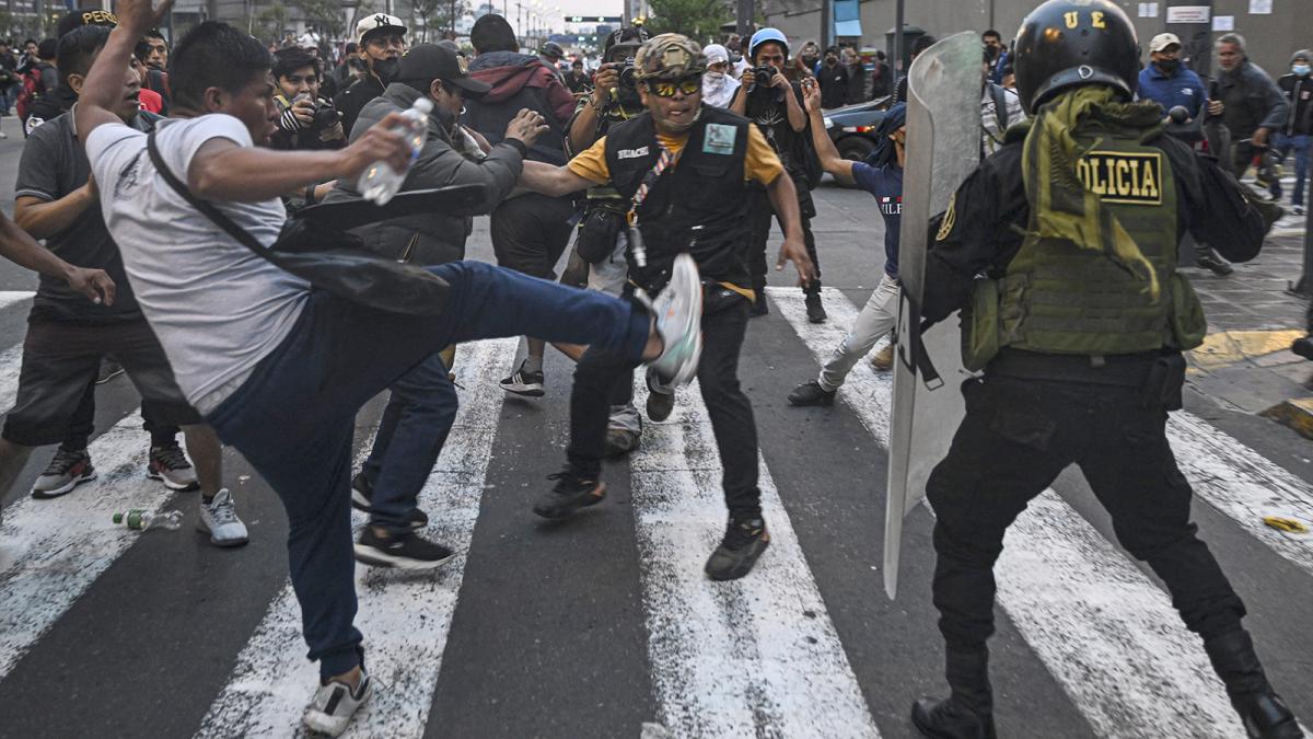 Continúan los enfrentamientos entre la policía peruana y los manifestantes en contra de la presidenta Dina Boluarte, en Lima. Foto Archivo.