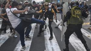 Crisis política en Perú: se registraron 24 heridos y 26 detenidos en otra protesta contra el Gobierno en Lima