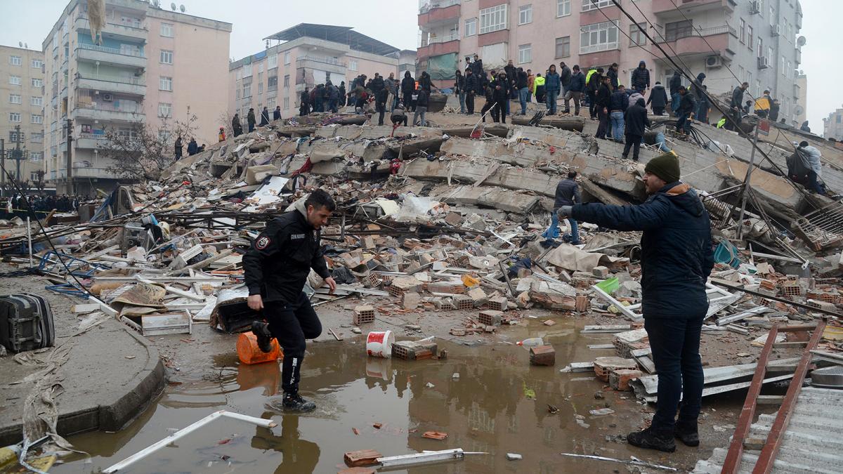 Miles de edificios fueron destruidos en Turquía. Los rescatistas buscaban sobrevivientes entre los escombros. (Foto: AFP)