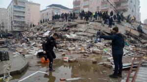 Más de 3.800 muertos en un sismo de magnitud 7.8 en Turquía y Siria