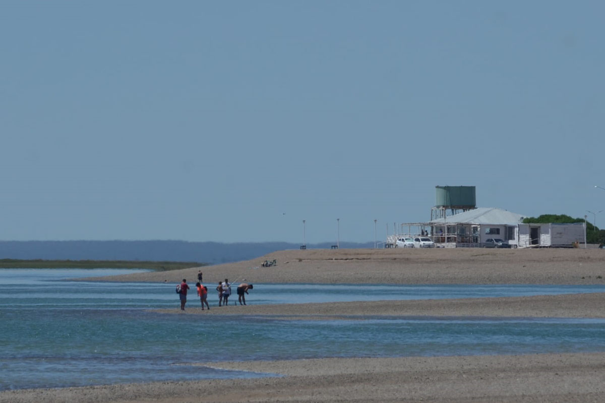 Es la playa elegida por los residentes y cada vez se acercan más turistas. Foto: Martín Brunella