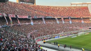 Un hincha de River cayó de la tribuna y está internado, otro habría fallecido yendo a la cancha