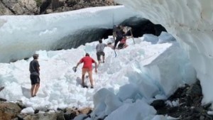 Polémica por el ingreso a las cuevas del glaciar Hielo Azul: ¿se advertía sobre el riesgo?