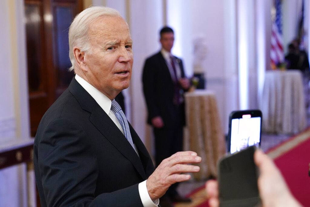 Joe Biden es acusado de poseer documentos clasificados en sus residencia. (AP Photo/Susan Walsh, File)