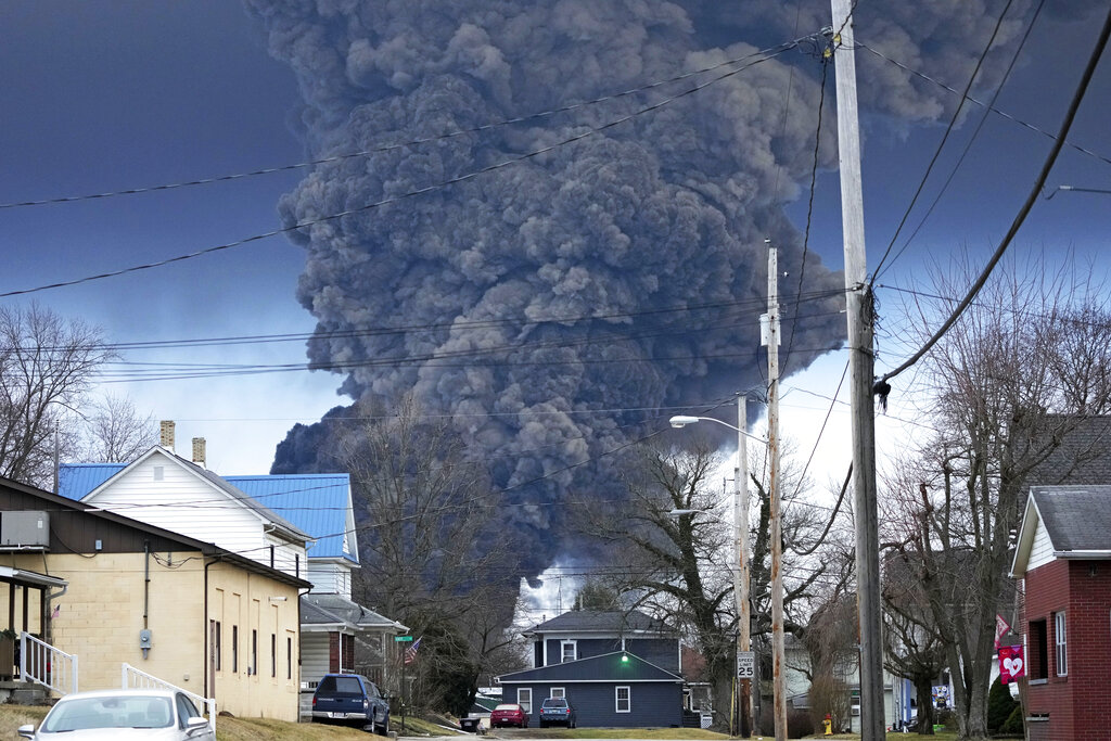 Una gran columna de humo se levantó luego del descarrilamiento del tren en Ohio. (AP Photo/Gene J. Puskar)