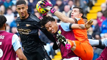 Dibu Martínez tuvo un partido para el olvido ante Arsenal. (AP Photo/Jon Super)