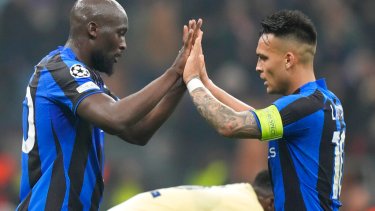 Lukaku le dio la victoria al Inter y lo festejó con Lautaro Martínez. (AP Photo/Luca Bruno)