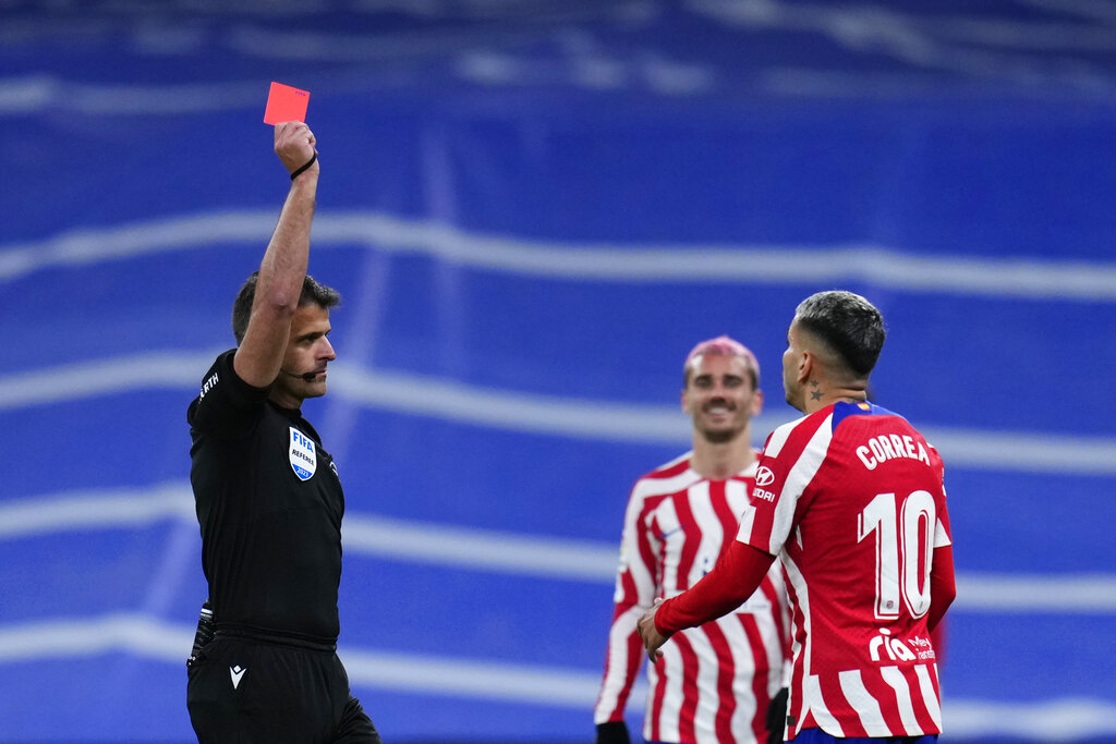 Ángel Correa vio la roja en el segundo tiempo. (AP Photo/Manu Fernandez)