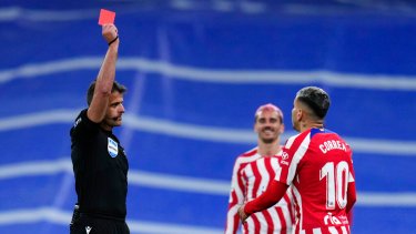 Un argentino expulsado y goles uruguayos en el empate del clásico de Madrid