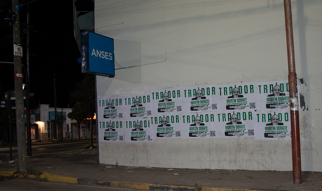 La sede de Anses en Viedma fue uno de los edificios donde aparecieron los afiches, con el código QR que lleva a la web de "Los Traidores".