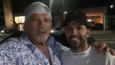 Sergio Agüero y Alfa se encontraron en la calle e hicieron un vivo para Instagram. 