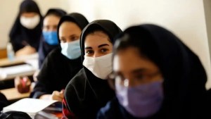 Alumnas de Irán fueron envenenadas en rechazo a su escolarización