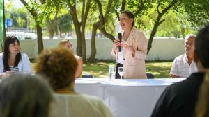 Arabela Carreras pasó por Roca haciendo equilibrio, en el inicio de la campaña electoral