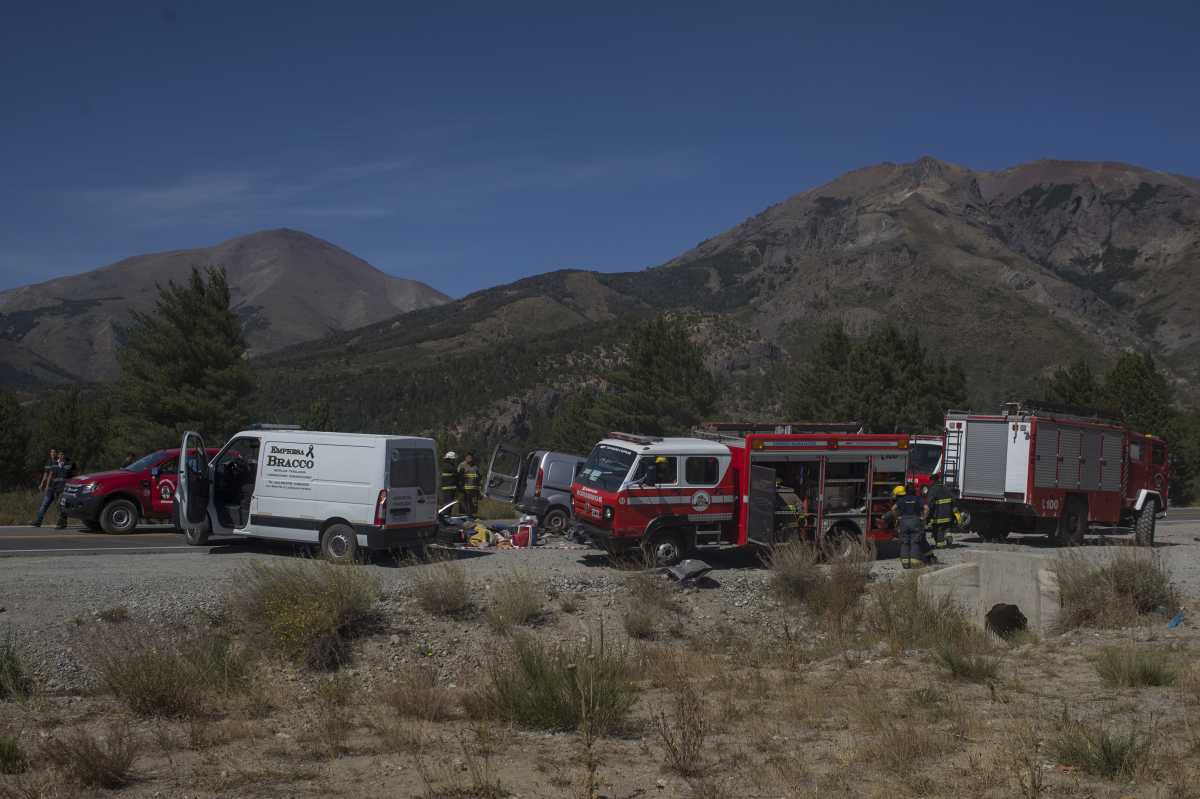 El siniestro vial de la Ruta 40 en el acceso sur a Bariloche tuvo tres víctimas fatales y una persona permanece en grave estado. Foto: Marcelo Martinez 