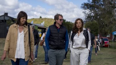 La gobernadora Arabela Carreras llegó este domingo al predio junto para participar del acto de apertura de la edición 37 de la  Exposición Rural Bariloche y la recibió el presidente de la institución, que cumplió 80 años. (foto Marcelo Martínez)