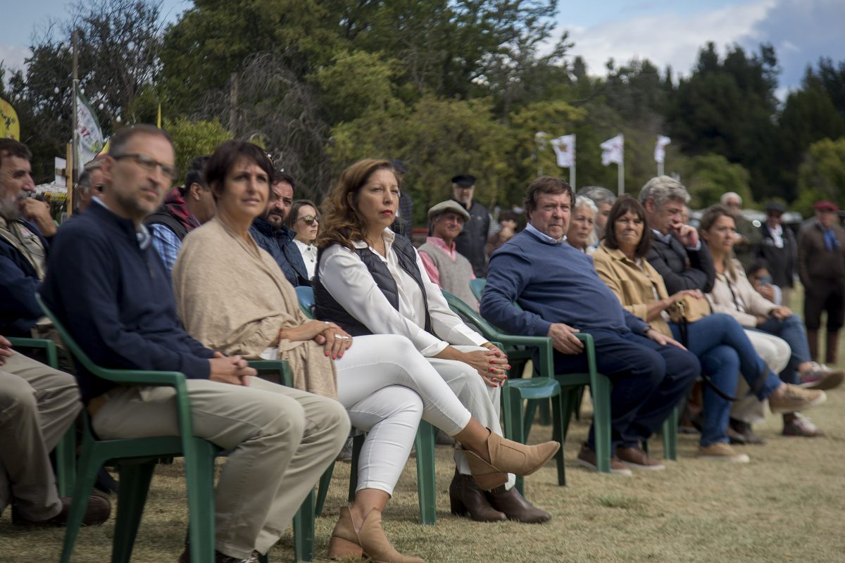 La gobernadora Arabela Carreras coincidió este domingo en la Expo Rural de Bariloche, con el senador y candidato a la Gobernación, Alberto Weretilneck. (foto Marcelo Martínez)