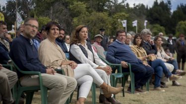 La gobernadora Arabela Carreras coincidió este domingo en la Expo Rural de Bariloche, con el senador y candidato a la Gobernación, Alberto Weretilneck. (foto Marcelo Martínez)