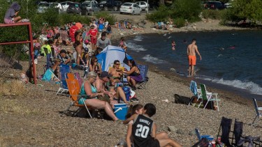 Los días de playa en la cordillera se extienden. Este domingo llegó a 27°C pero el sábado superó los 35°C. Foto: Marcelo Martinez