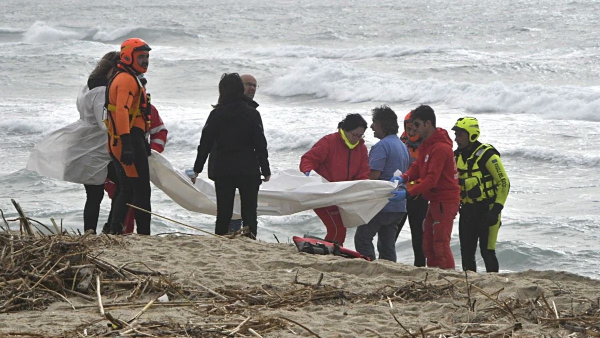 Los servicios de rescate siguen trabajando en la búsqueda de sobrevivientes. Foto Foto: Giuseppe Pipita (EFE).

