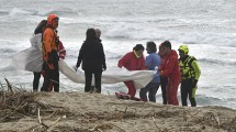 Imagen de Tragedia en Italia: 43 inmigrantes murieron tras naufragar en una precaria embarcación