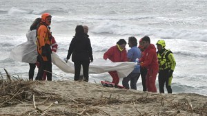 Tragedia en Italia: 43 inmigrantes murieron tras naufragar en una precaria embarcación