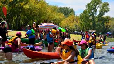 Cerca de las 14 del domingo, los palistas llegaron al balneario de Huergo. (Foto Néstor Salas)