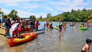 Navegaron en canoas de Cervantes a Huergo para disfrutar de las aguas del río Negro