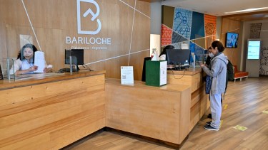Los trabajadores municipales de Bariloche recibirán un aumento de bolsillo de 65.000 pesos con los próximos haberes. Foto: Chino Leiva