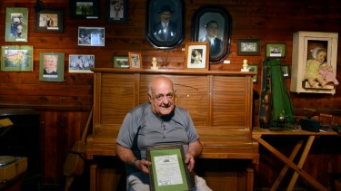 Alcides Storti dejó de ejercer la medicina en 2005 y se dedicó por completo a resguardar el museo. Foto: Chino Leiva