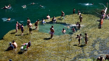 Una hermosa pileta natural en pleno río Manso. Para llegar se debe caminar unos 20 minutos por un sendero de montaña. Un tip: llevar zapatillas. Foto: Alfredo Leiva