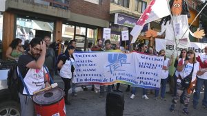 Cientos de docentes salieron a las calles en Bariloche a reclamarle a la Provincia una mejor oferta salarial